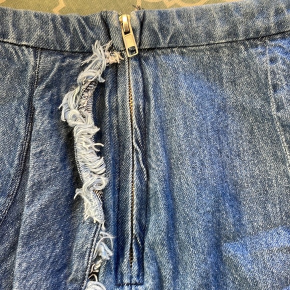 Lightweight Denim Skirt with side zipper - Picture 3 of 6
